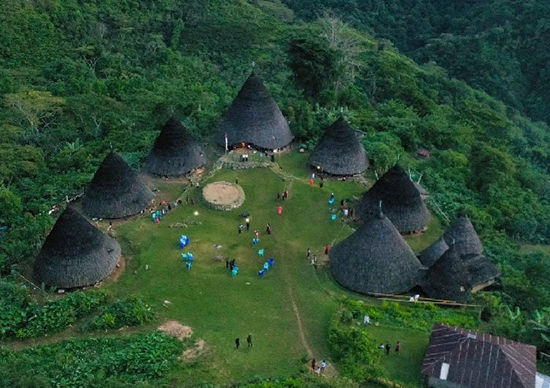 Keindahan Desa Tradisional dengan Rumah Adat dan Alam Asri